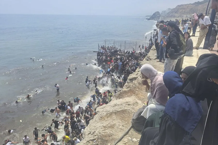 Crisis en España: Miles de migrantes marroquíes entran en Ceuta a pie por el espigón fronterizo
