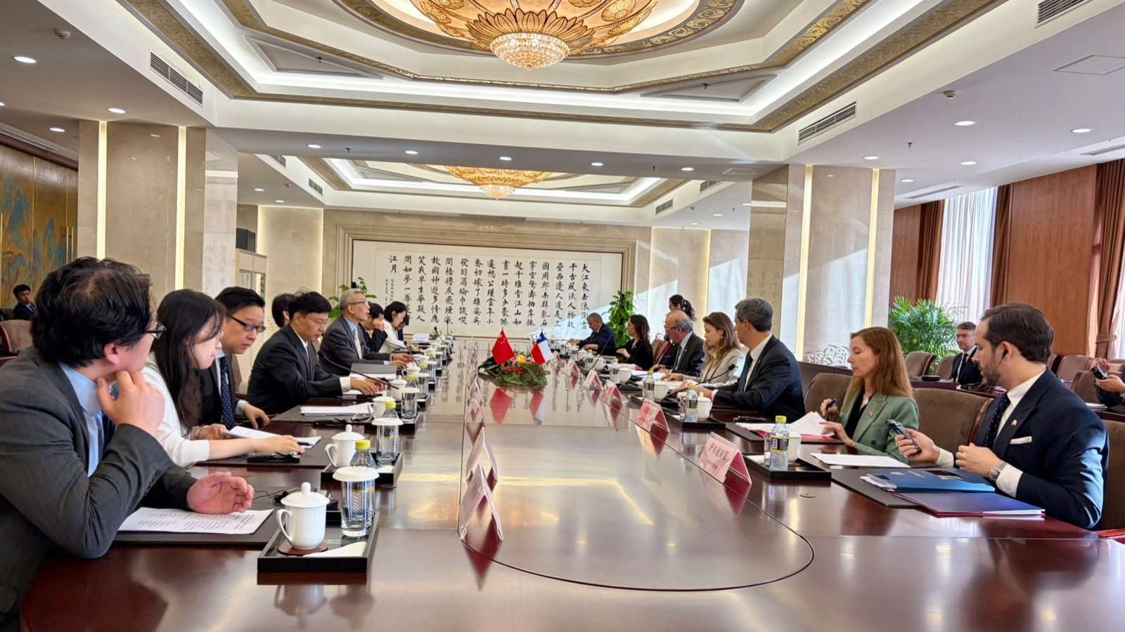 Chile y China acuerdan avanzar en cooperación científica, académica e investigación antártica