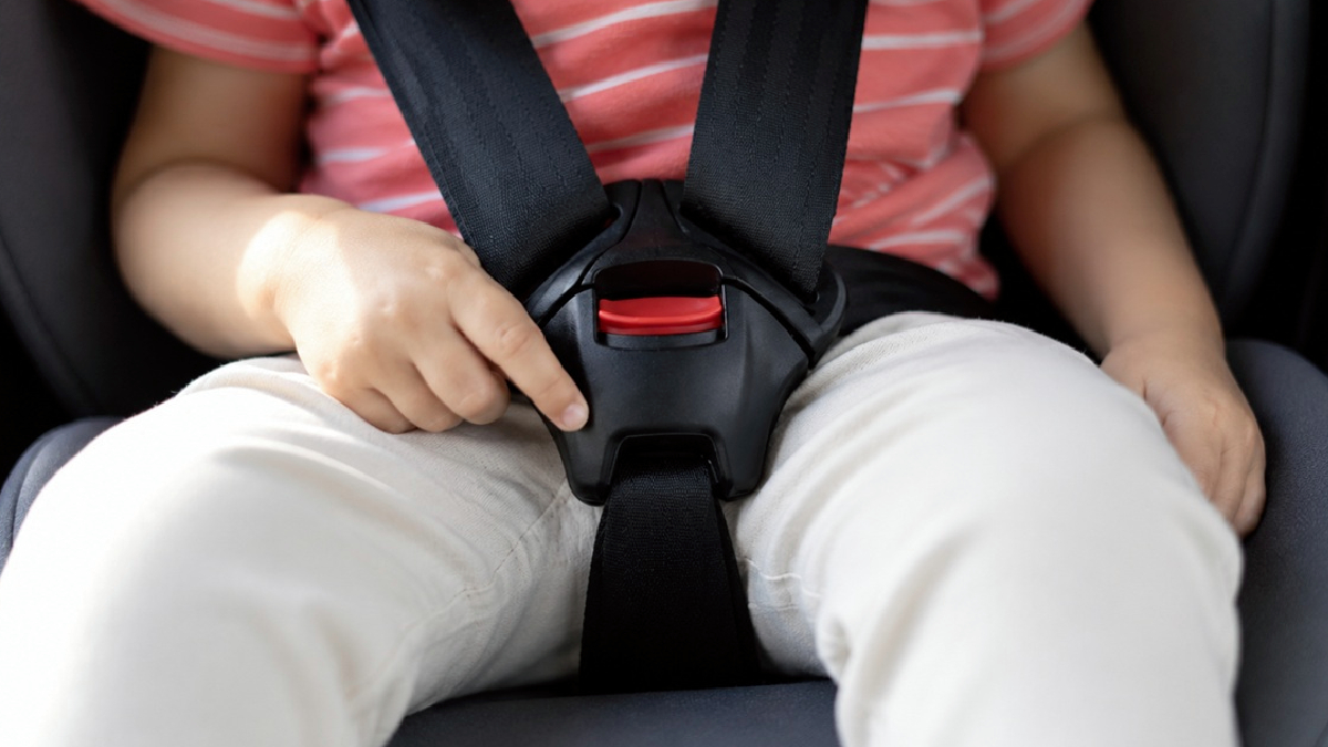Robo de vehículos con niños a bordo: cómo actuar y qué errores evitar al momento de usar las sillas infantiles