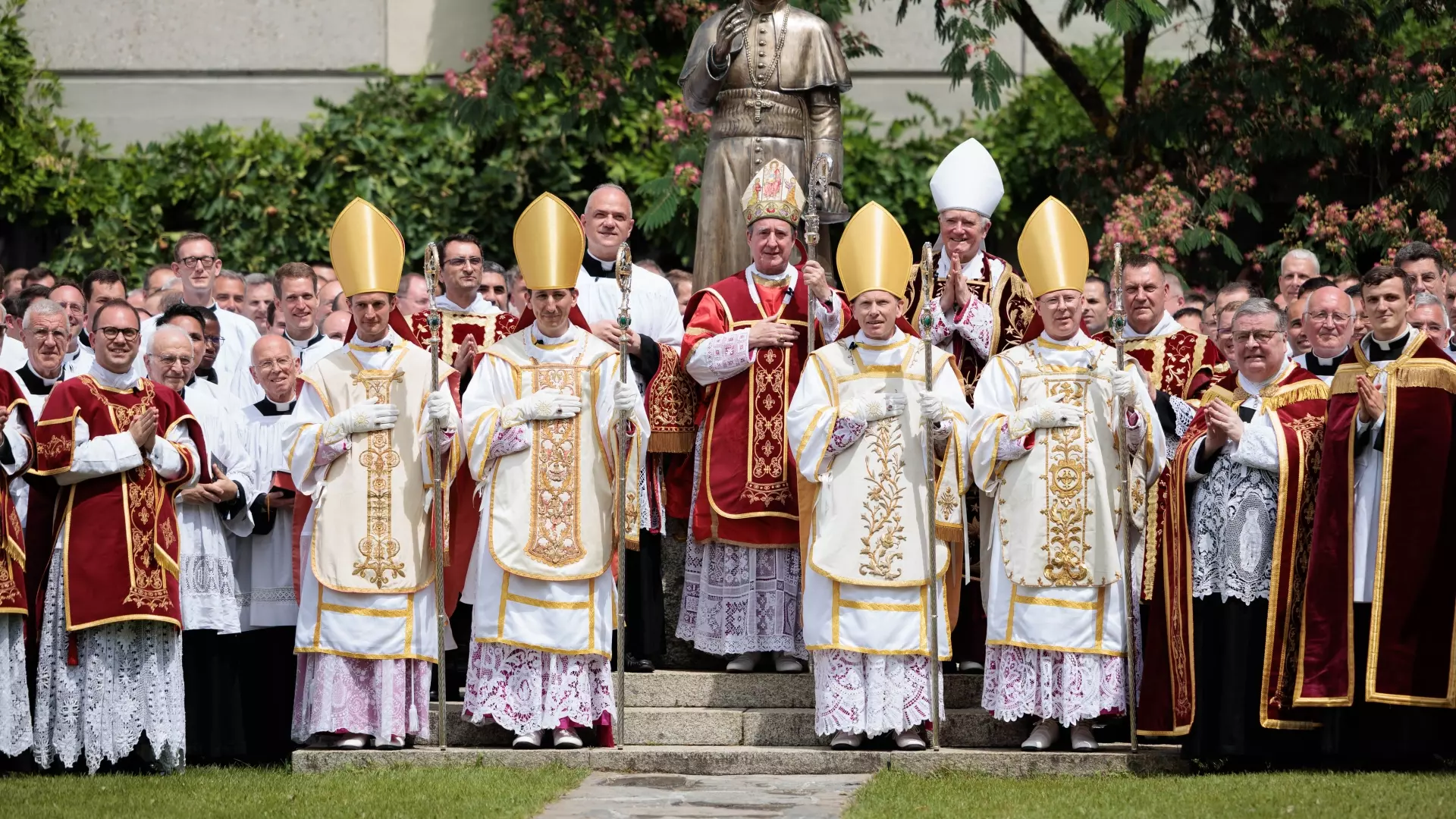 Lefebvristas ordenan a cuatro obispos sin permiso del Papa