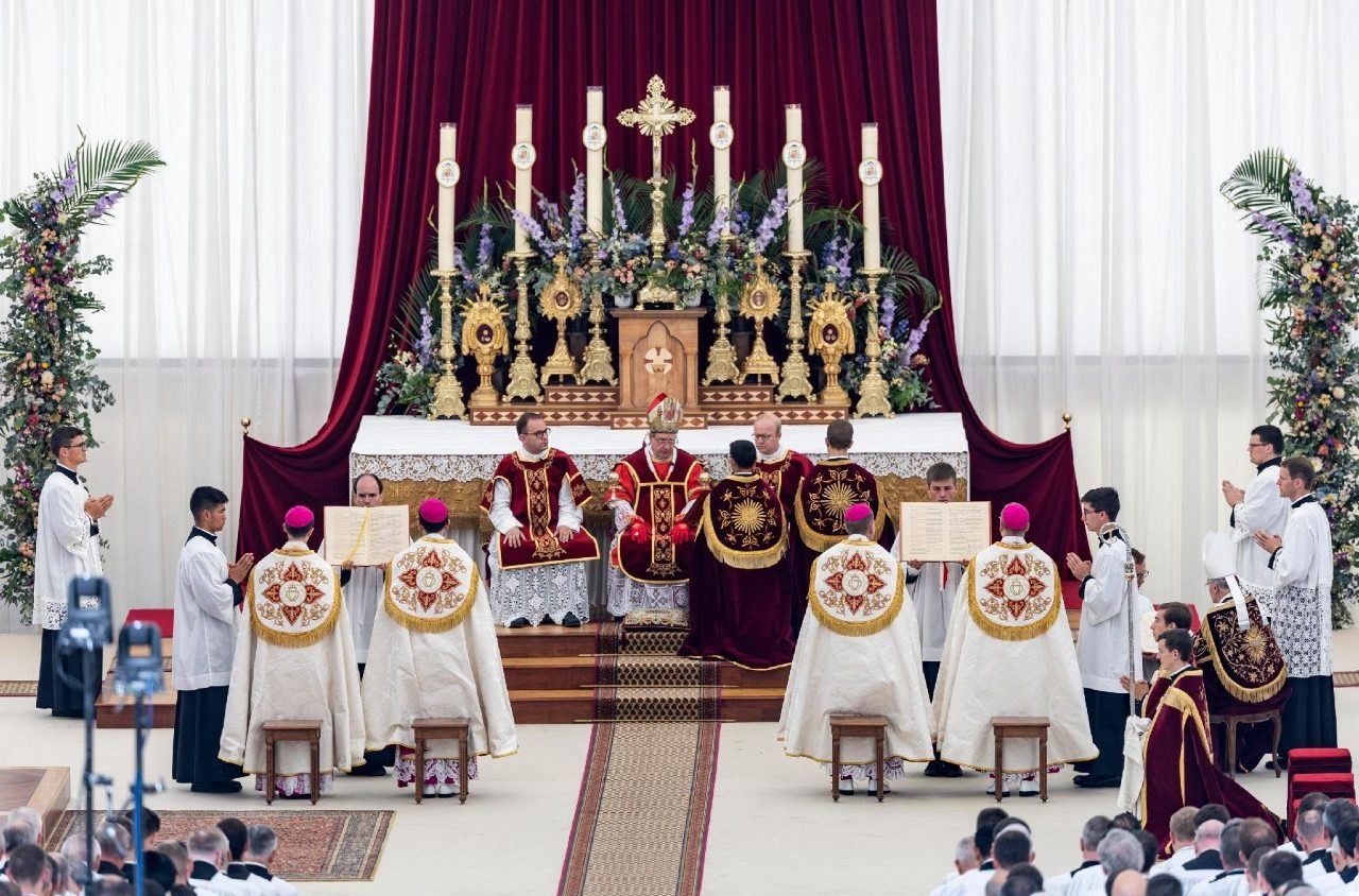 El Vaticano excomulga "ipso facto"  a los 4 obispos lefebvristas ordenados ayer