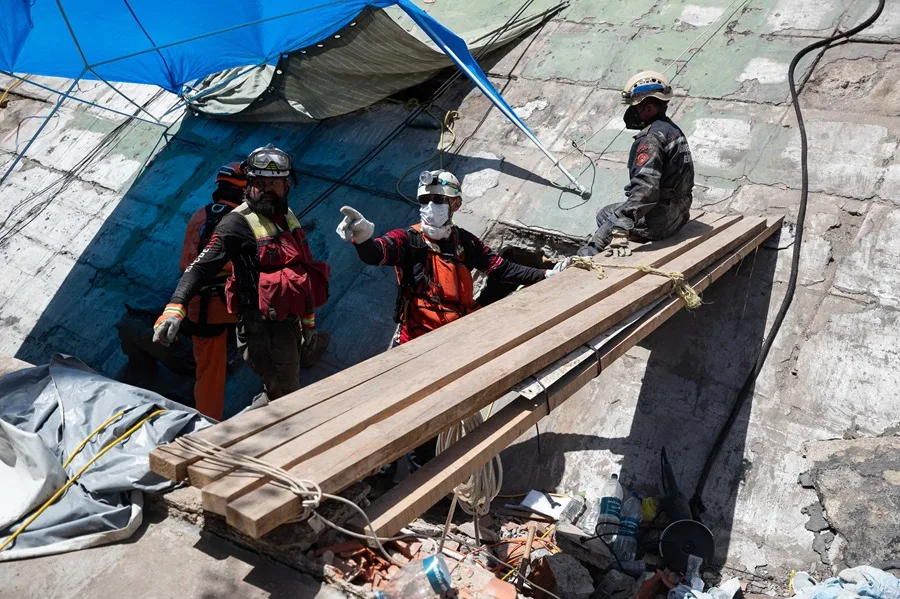 Rescatistas intentan salvar a un niño de nueve años tras ocho días de los terremotos en Venezuela