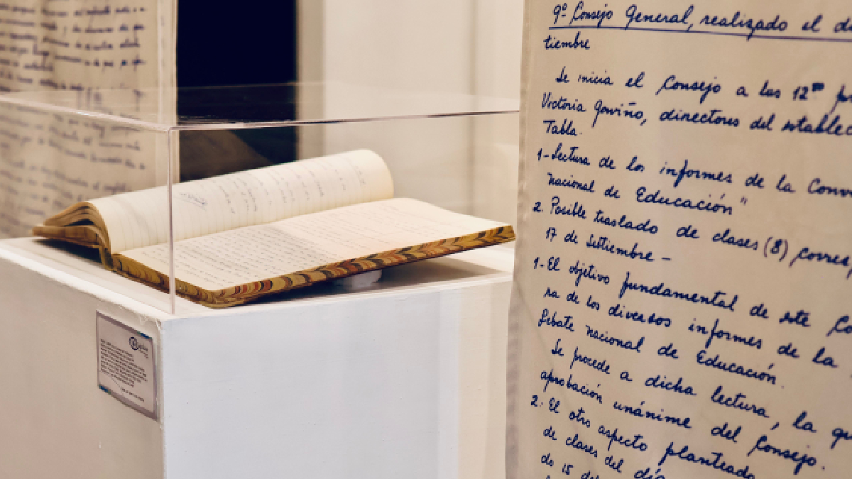 "Pupilas: Memorias escolares a la vista" inicia su viaje museográfico en Galería Nemesio Antúnez