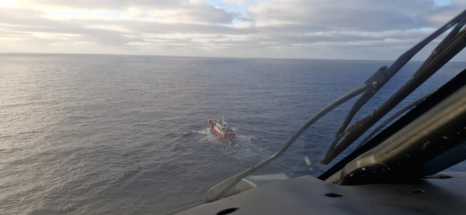 A más de 2.000 Km de la costa, Armada despliega amplio operativo para evacuar a tripulante desde alta mar
