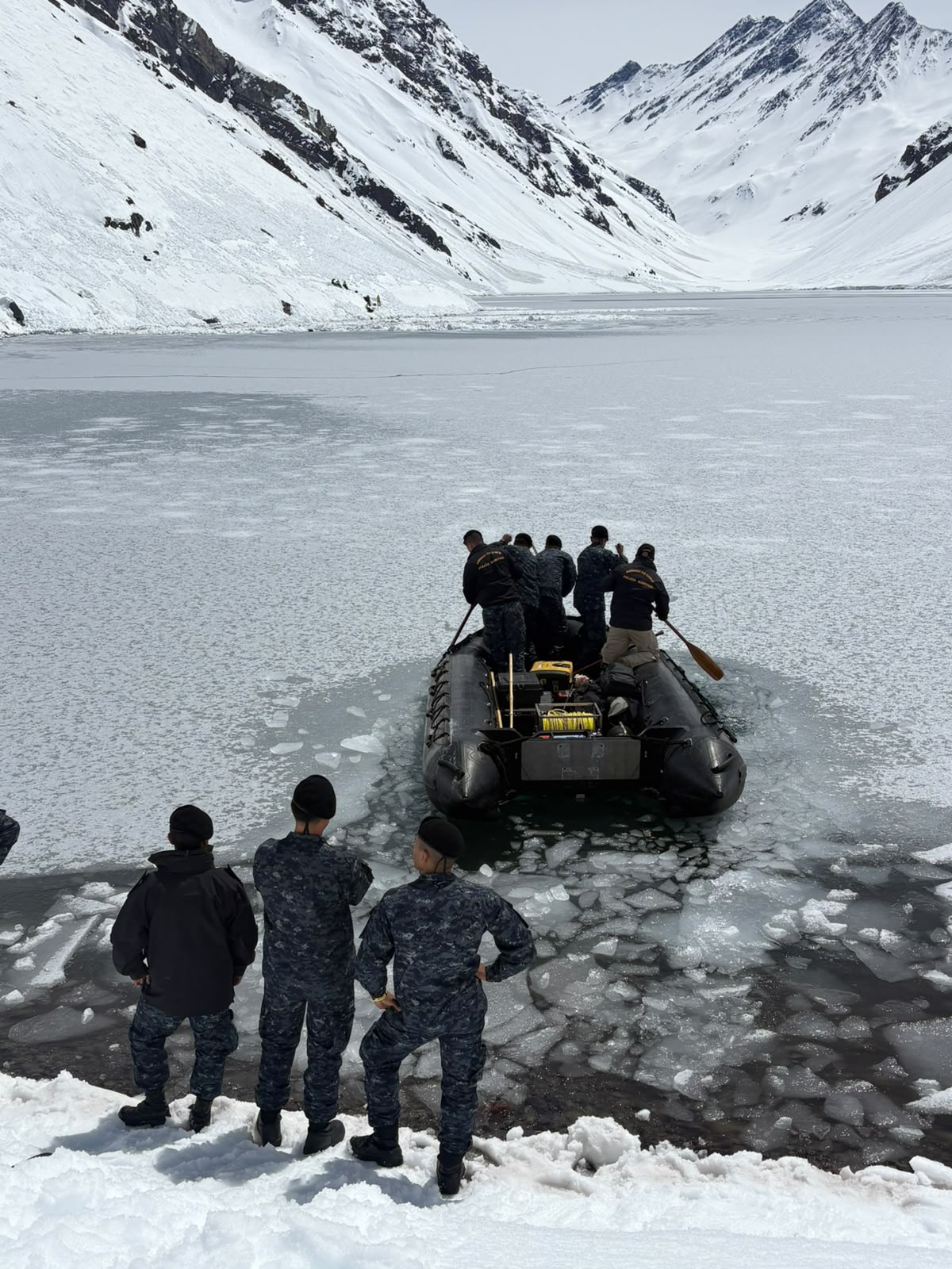 Armada despliega buzos especializados para reforzar búsqueda tras avalancha en Portillo