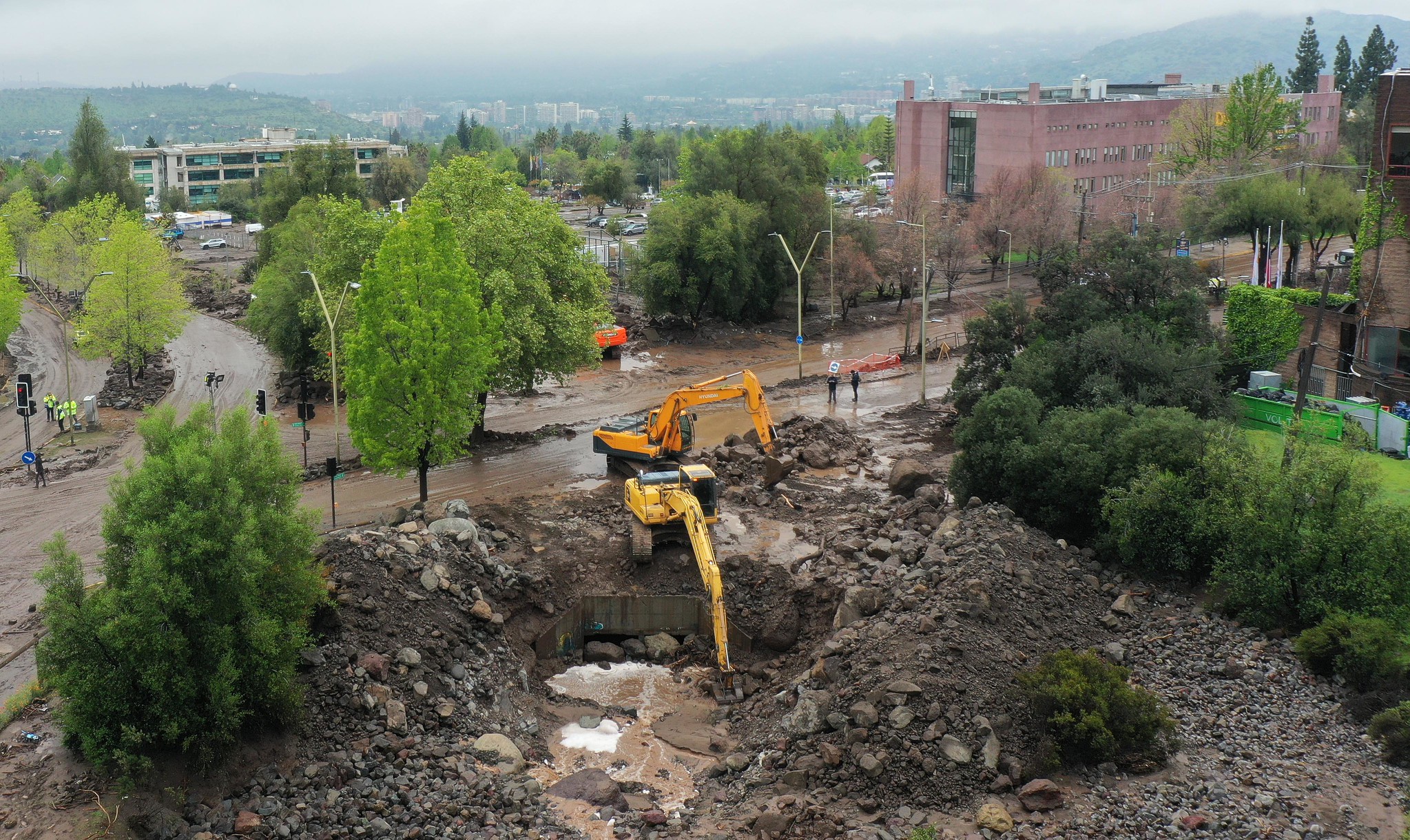 Mineduc suspende clases en algunos jardines infantiles y colegios de Las Condes para mañana martes