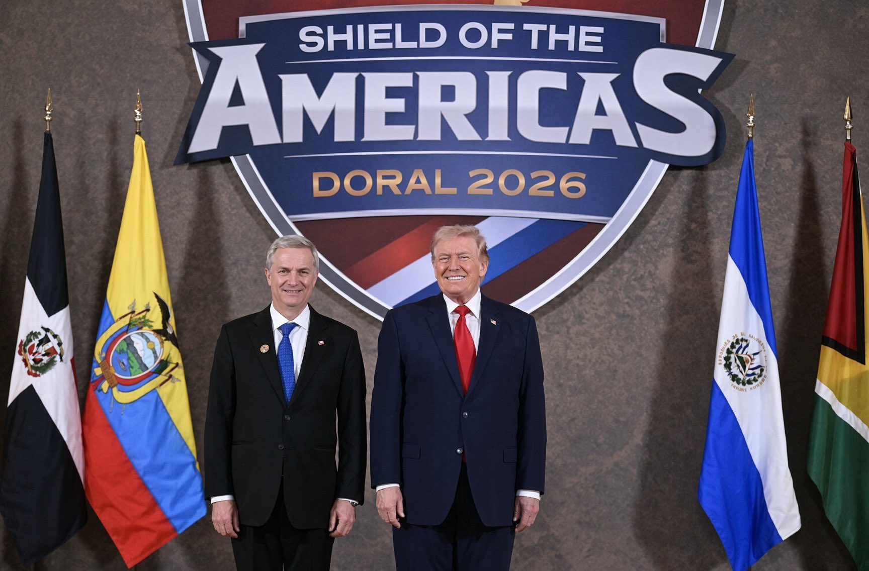 Según Mega Chile se baja del Escudo de Trump