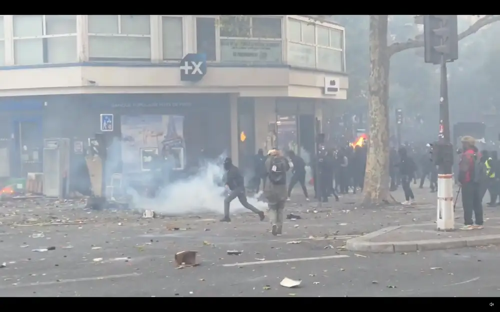 PARISARDE417OCT--1