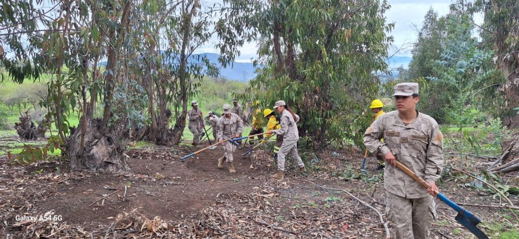 Conaf capacita a efectivos de la Brigada de Aviación del Ejército para combatir incendios forestales