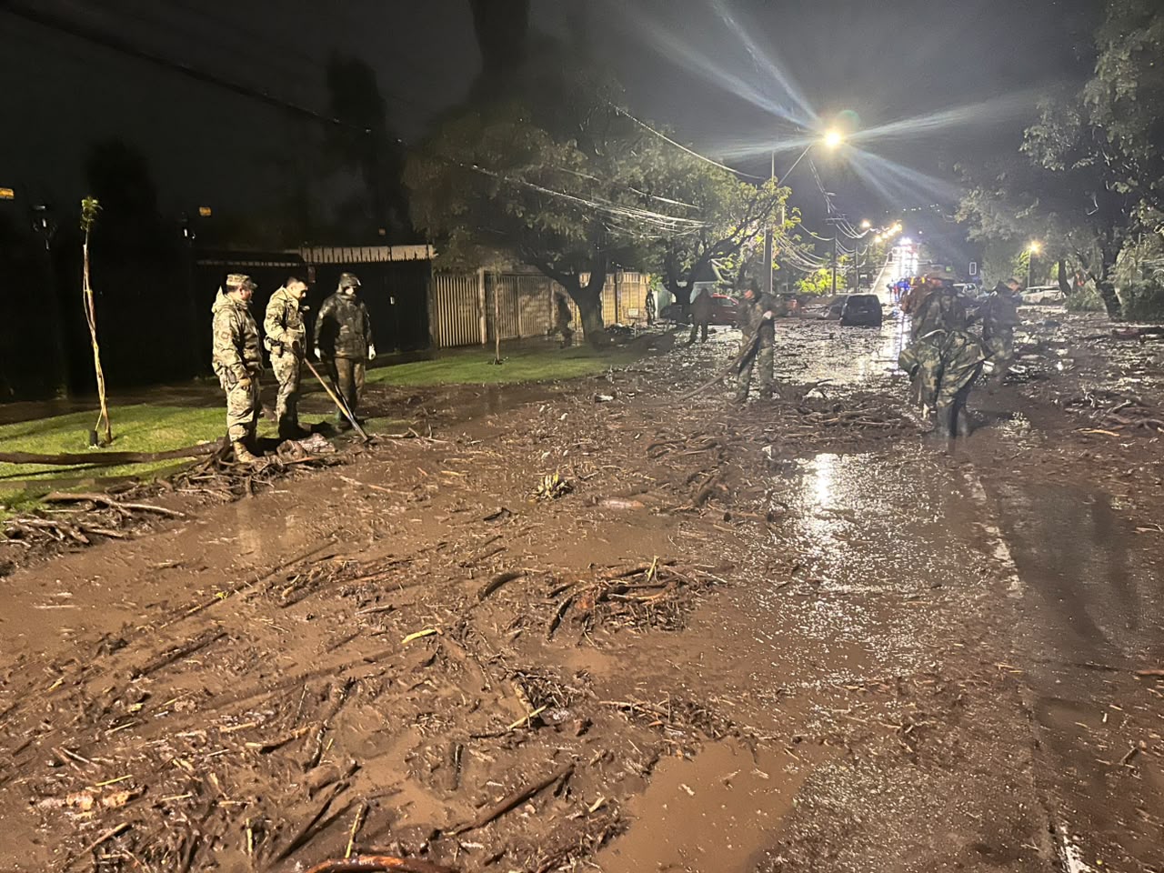 Ejército despliega más de 100 efectivos, vehículos anfibios y maquinarias por aluvión en Las Condes