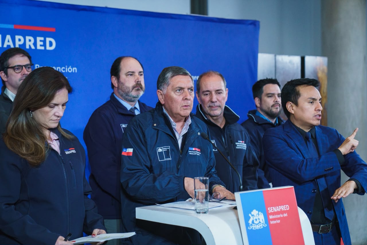 Gobierno suspende clases para el martes en las 10 comunas de la RM que están en alerta roja por posibles remociones en masa