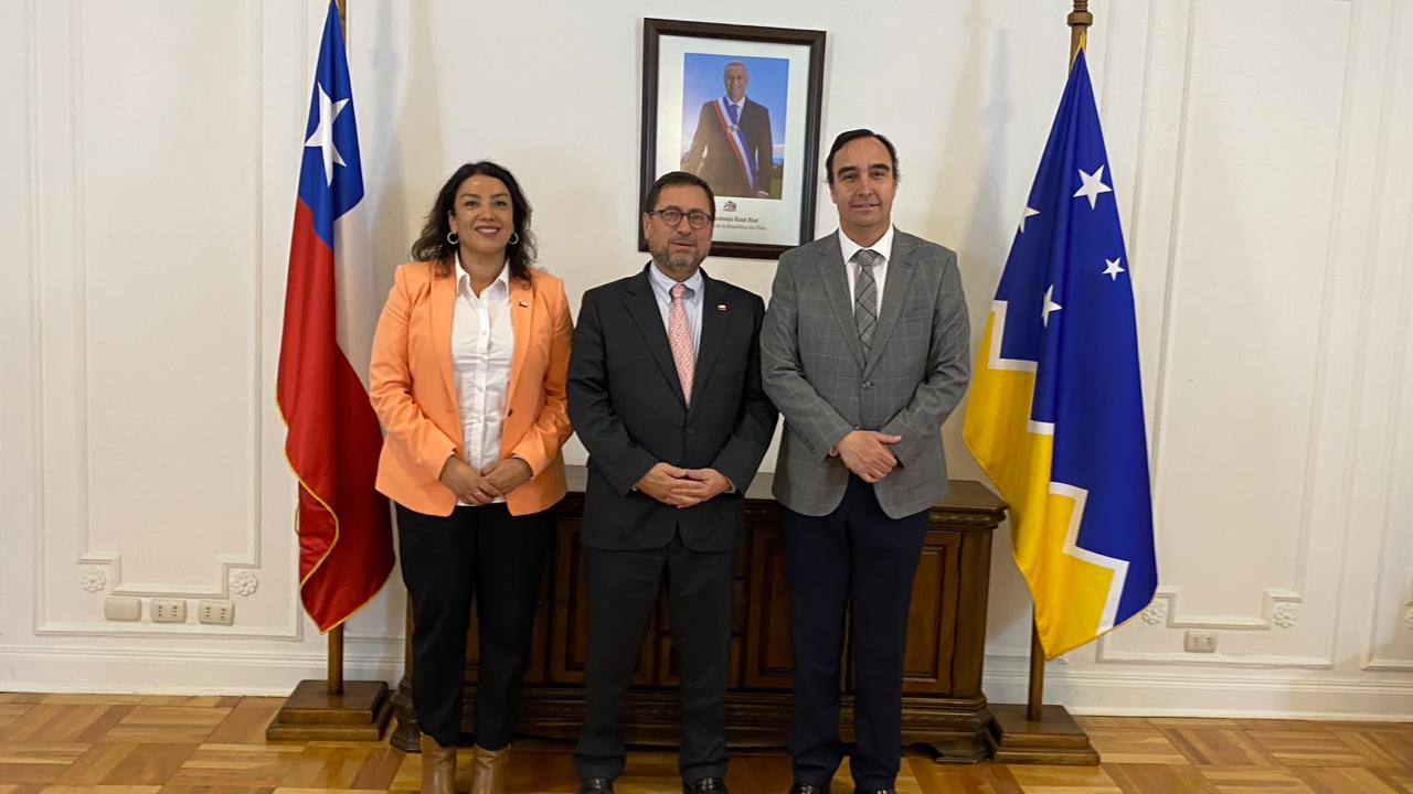 Canciller visita Punta Arenas para dar inicio a la temporada antártica