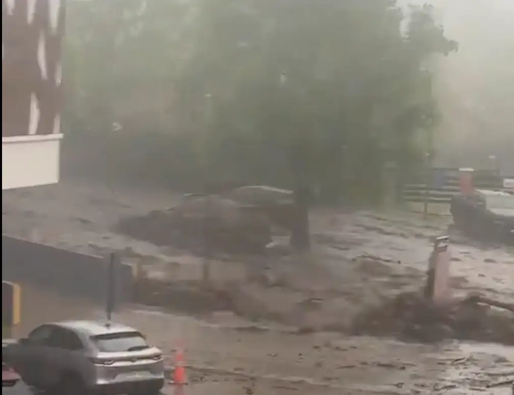 URGENTE desborde de canal en sector San Carlos de Apoquindo provoca aluvión