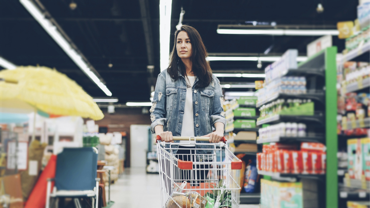 Los chilenos se aprietan el cinturón de cara al 2027: ajustan sus gastos y se vuelven más selectivos al comprar