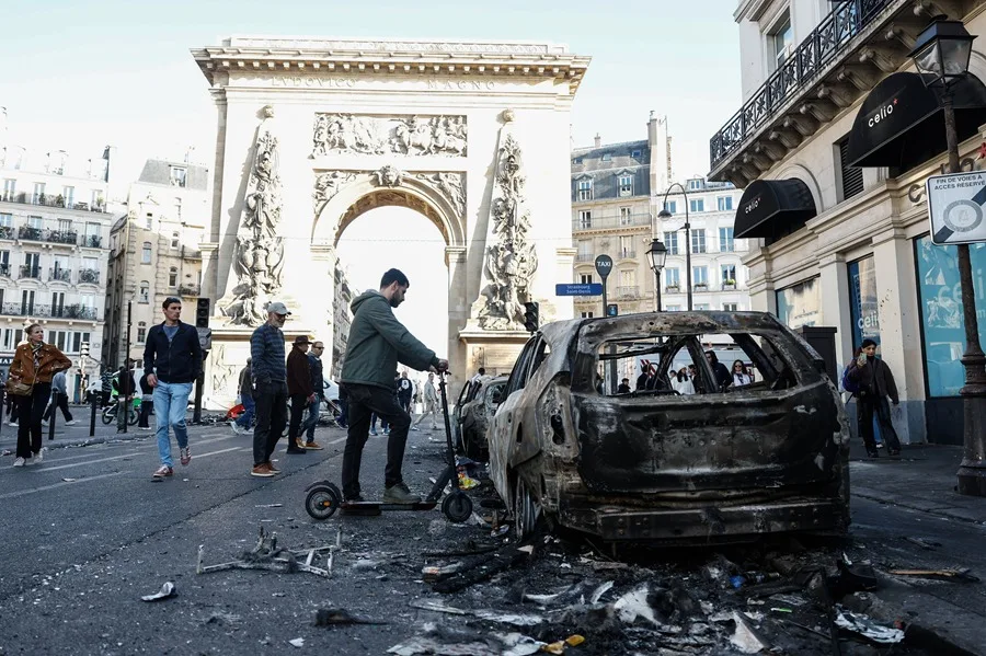 Detenidos en protestas masivas en Francia ascienden a 2.000 con 600 agentes heridos